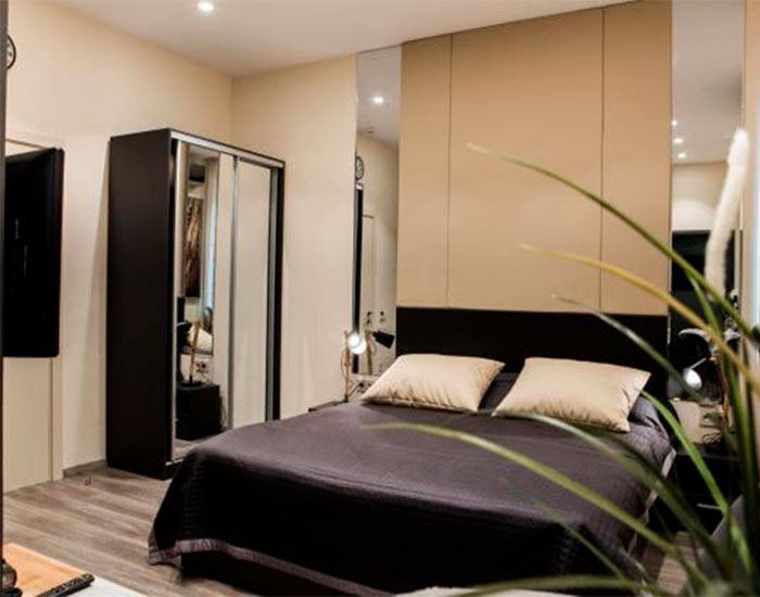 Поєднується і спальна зона і кухонна